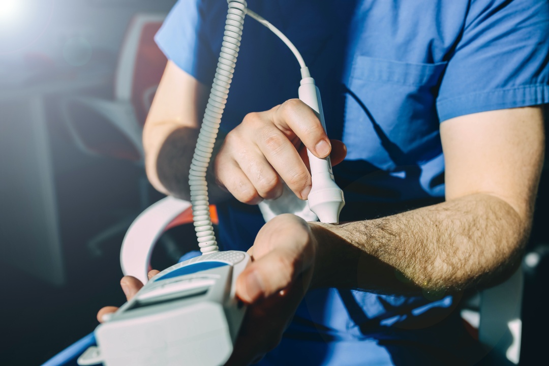 diagnóstico médico vascular doppler del flujo sanguíneo en la vena y la arteria.