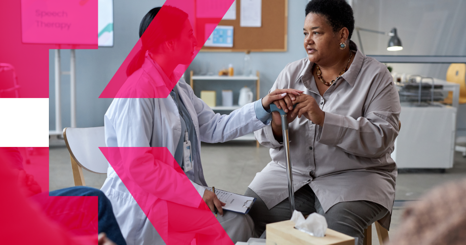 medicina general: mujer con bastón platicando con doctora.