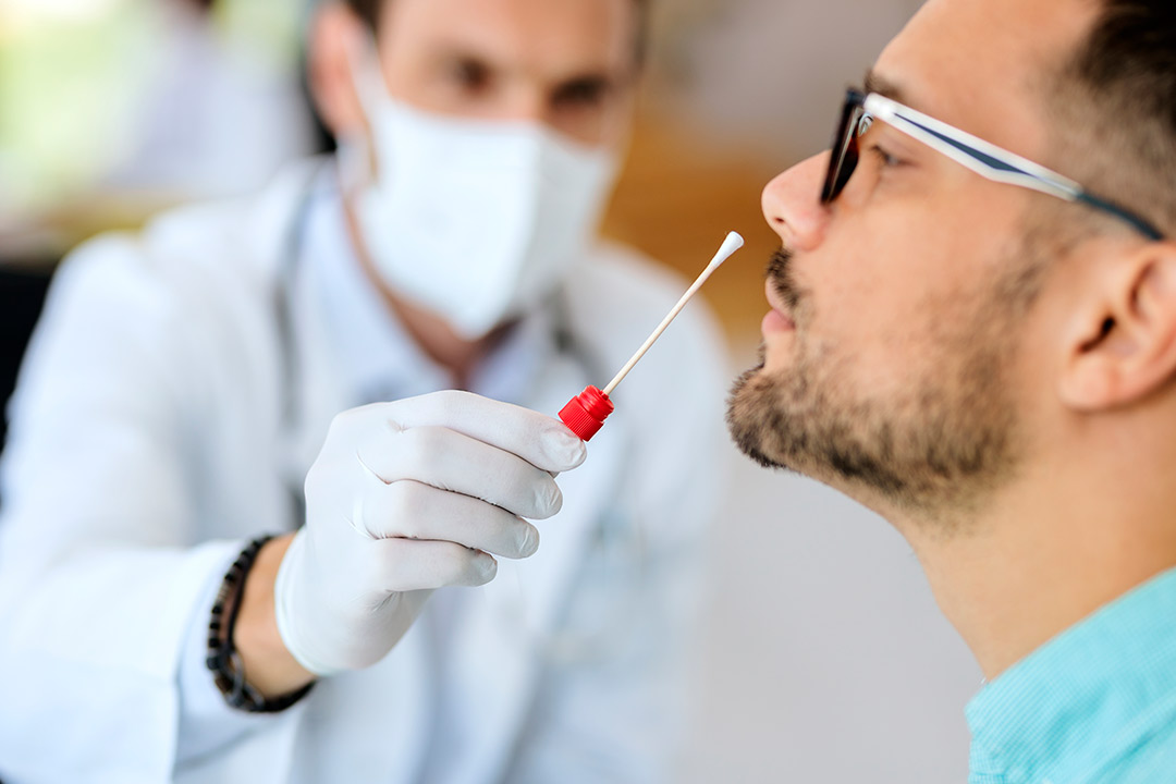 profesional sanitario haciendo la prueba de covid al paciente.